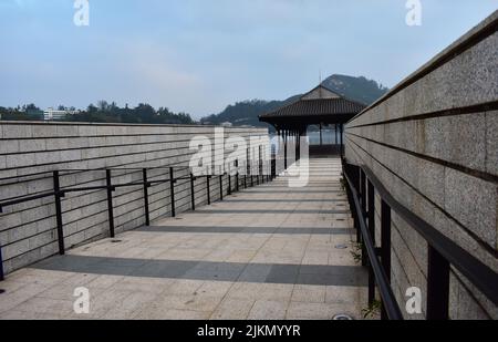 Una vista panoramica di un passaggio pedonale al Molo Nero a Stanley, Hong Kong Foto Stock