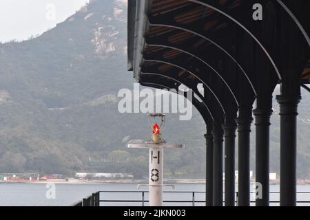 Un primo piano degli archi del tetto del Black Pier a Stanley, Hong Kong Foto Stock