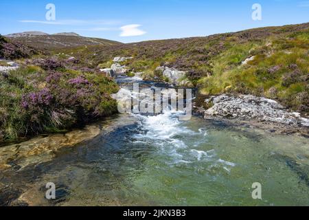 Uno splendido scenario del fiume Glas Allt che conduce a Loch Muick nella zona Balmoral di Cairngorms, Scozia Foto Stock