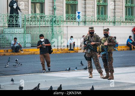 Comandamenti dell'esercito Salvadoran di fronte al Palazzo Nazionale di El Salvador, dopo che uno stato di emergenza è stato dichiarato a causa della violenza di banda di livello record Foto Stock