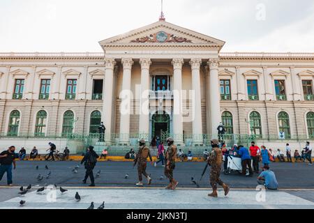 Comandamenti dell'esercito Salvadoran di fronte al Palazzo Nazionale di El Salvador, dopo che uno stato di emergenza è stato dichiarato a causa della violenza di banda di livello record Foto Stock