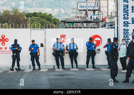 Cuerpos de Agentes Metropolitanos custodisca un progetto di costruzione assistito dalla Cina per costruire una nuova biblioteca pubblica nazionale a San Salvador, El Salvador Foto Stock