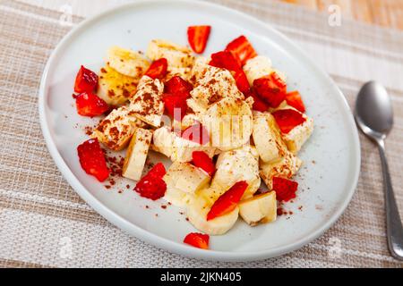 Gelato con fragole tritate e banane servito al tavolo Foto Stock