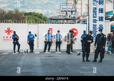 Cuerpos de Agentes Metropolitanos custodisca un progetto di costruzione assistito dalla Cina per costruire una nuova biblioteca pubblica nazionale a San Salvador, El Salvador Foto Stock