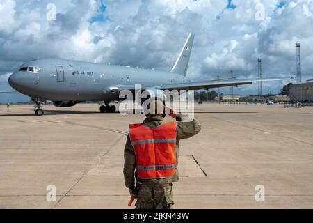 Senior Airman Ike Mendonez, 22nd Maintenance Squadron Aerospace Propulsion Journeyman, rende un saluto consueto al comandante di un KC-46A 12 aprile 2022, presso la base aerea di Morón, Spagna. Questo saluto risale alla prima guerra mondiale, ed è venuto a simboleggiare sia il rispetto tra velivoli e equipaggi di terra, sia la fiducia che l'imbarcazione è aerabile e pronta per la battaglia. (STATI UNITI Air Force foto di staff Sgt. Nathan Eckert) Foto Stock