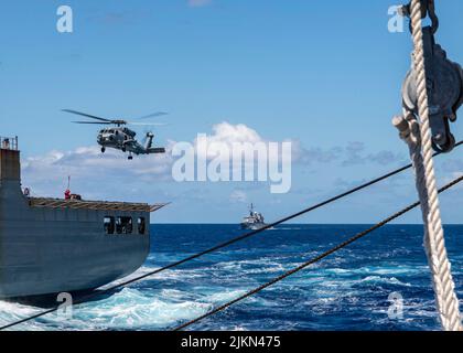 OCEANO PACIFICO (27 luglio 2022) un elicottero MH-60R Sea Hawk, attaccato ai “Raptors” di Helicopter Maritime Strike Squadron (HSM) 71, conduce un volo con fregata FS Prairial (F731) della Marina Francese classe Floréal mentre transita accanto alla Marina americana Arleigh Burke-Class cacciatorpediniere missile guidato USS Gridley (DDG 101) Durante il Rim del Pacifico (RIMPAC) 2022. Ventisei nazioni, 38 navi, tre sommergibili, più di 170 aerei e 25.000 persone partecipano a RIMPAC dal 29 giugno al 4 agosto nelle Isole Hawaii e nella California meridionale. I più grandi mariti internazionali del mondo Foto Stock