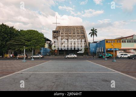 Esterno della Chiesa di El Rosario nel centro di San Salvador, El Salvador. Costruite nel 1964, le vetrate colorate creano un effetto arcobaleno all'interno Foto Stock