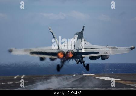 220730-N-MM912-2110 OCEANO PACIFICO (30 luglio 2022) un EA-18G Growler, assegnato ai 'Wizards' di Electronic Attack Squadron (VAQ) 133, lancia dal ponte di volo del vettore aereo di classe Nimitz USS Abraham Lincoln (CVN 72). Abraham Lincoln Carrier Strike Group sta conducendo operazioni di routine nella flotta degli Stati Uniti 3rd. (STATI UNITI Foto Navy di Mass Communication Specialist 3rd Classe Michael Singley) Foto Stock