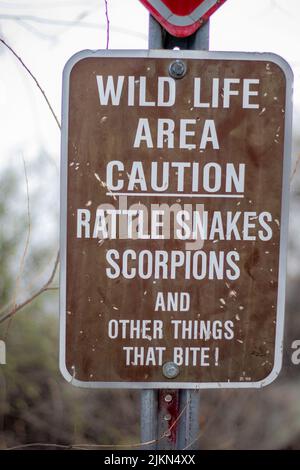Un primo piano di un cartello di avvertimento, Wild Life Area Caution Rattlesnakes, Scorpions che mordono a Prescott Valley, USA Foto Stock