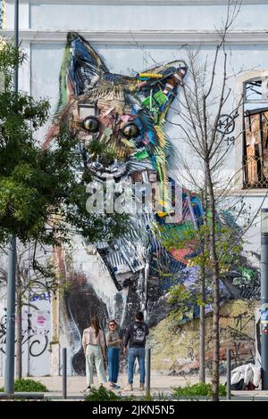 Uno scatto verticale di un graffiti murali di arte urbana di una volpe a Lisbona, Portogallo Foto Stock