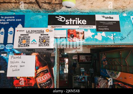 Bitcoin Lightning Network e Strike versano la segnaletica del codice QR in un negozio nella città di El Zonte, conosciuta anche come Bitcoin Beach, El Salvador Foto Stock