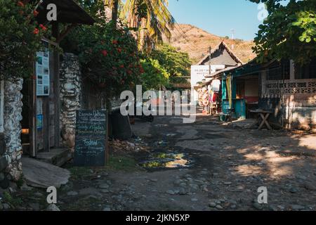 Una strada del villaggio a El Zonte, conosciuta anche come spiaggia di Bitcoin, sulla costa del Pacifico di El Salvador Foto Stock