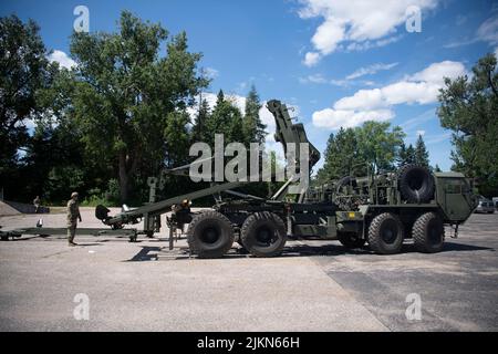 I soldati della Guardia Nazionale del Michigan della 1437th Engineer Multi-Role Bridge Company, 107th Engineer Battaglione, si impegnano nella formazione degli operatori su una nuova barca Bridge erections (BEB) il 27 luglio 2022, a Sault Ste. Marie, Michigan, la 1437th Engineer Company ha recentemente acquisito 14 nuovi BEB e sta subendo due settimane di formazione per il funzionamento e la manutenzione, a partire da luglio 25. - Ago 5. (STATI UNITI Foto della Guardia Nazionale dell'aria dello staff Sgt. Jacob Cessna) Foto Stock