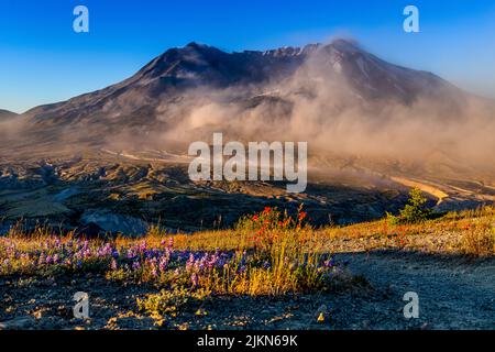 Mattina presto a mi ST Helen in una giornata di cielo blu Foto Stock