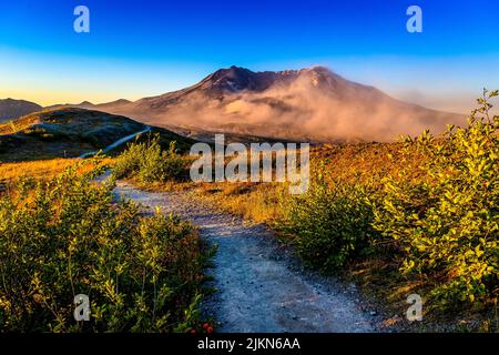 Sentiero a piedi del Monte St Helens in una calda mattina presto. Foto Stock