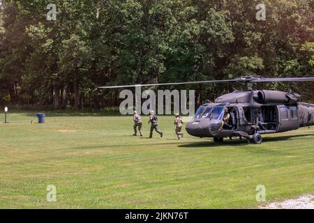 Esercito degli Stati Uniti Sgt. Spencer Fayles, medaglia di combattimento con la 144th Area Support Medical Company, che rappresenta la Guardia Nazionale dello Utah nella All Guard National Best Warrior Competition, esce da un falco nero UH-60 durante un evento di stress-shoot a Tullahoma, Tennessee, il 26 luglio 2022. Quattordici dei migliori soldati e ufficiali non commissionati della Guardia Nazionale partecipano a un'intensa competizione di sei giorni in tutto il Tennessee per determinare chi sarà nominato il migliore tra i migliori della Guardia Nazionale dell'Esercito. (STATI UNITI Foto della Guardia Nazionale dell'Esercito da parte dello staff Sgt. Jordan Hack) Foto Stock