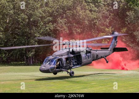 Esercito degli Stati Uniti Sgt. Spencer Fayles, un medico di combattimento con la 144th Area Support Medical Company, che rappresenta la Guardia Nazionale dello Utah nella All Guard National Best Warrior Competition, fa un giro su un falco nero UH-60 durante un evento di stress-shoot a Tullahoma, Tennessee, il 26 luglio 2022. Quattordici dei migliori soldati e ufficiali non commissionati della Guardia Nazionale partecipano a un'intensa competizione di sei giorni in tutto il Tennessee per determinare chi sarà nominato il migliore tra i migliori della Guardia Nazionale dell'Esercito. (STATI UNITI Foto della Guardia Nazionale dell'Esercito da parte dello staff Sgt. Jordan Hack) Foto Stock