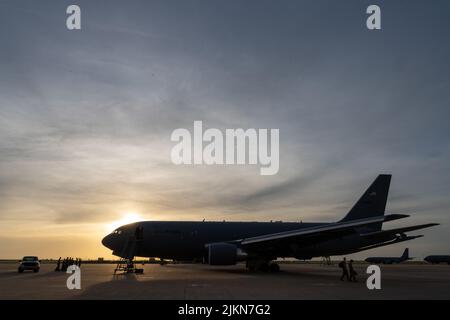 Un KC-46A assegnato alla base dell'aeronautica McConnell siede sulla linea di volo domenica 17 aprile 2022, alla base aerea di Morón, Spagna. Il velivolo è uno dei quattro partecipanti al primo KC-46 Employment Esercitazione, parte della strategia del comando di mobilità aerea che consente al Pegasus di supportare missioni nel mondo reale e valutare le sue capacità sulla strada verso lo status operativo completo. (STATI UNITI Air Force foto di staff Sgt. Nathan Eckert) Foto Stock