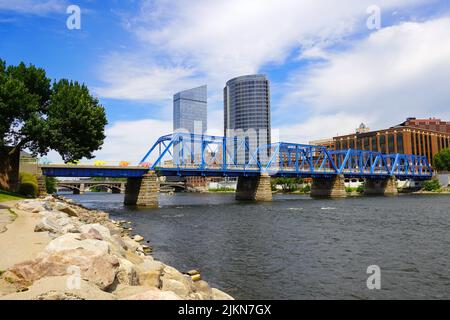 Ponte blu che attraversa il Grand River nel centro di Grand Rapids Michigan Foto Stock