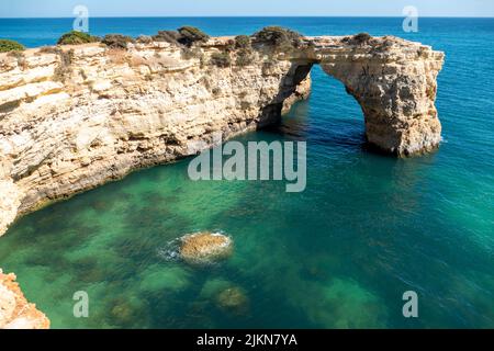 Arco naturale di Albandeira durante la bassa marea. Punto di riferimento a Lagoa, Algarve. Foto Stock