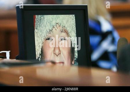 Austin, Texas, Stati Uniti. 2nd ago 2022. Una foto di Jessie Lewis, vittima di sparo di Sandy Hook, è visualizzata mentre sua mamma Scarlett Lewis (non mostrato) testimonia martedì 2 agosto 2022, al tribunale della contea di Travis ad Austin. ALEX JONES è stato trovato per aver diffamato i genitori di uno studente Sandy Hook per aver chiamato l'attacco una bufala. (Credit Image: © Briana Sanchez via ZUMA Press Wire) Foto Stock