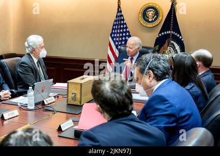 Il 1 luglio 2022, il presidente Biden incontra la sua squadra di sicurezza nazionale per discutere l'operazione antiterrorismo per la partenza di Ayman al-Zawahiri. In questa riunione, il Presidente è stato informato sull'operazione proposta e ha mostrato (nella casella sul tavolo) un modello della casa sicura dove al-Zawahiri si nascondeva. Foto Stock