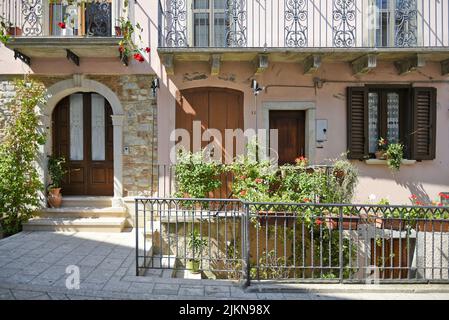 Primo piano della facciata di una casa a San Bartolomeo a Galdo Foto Stock