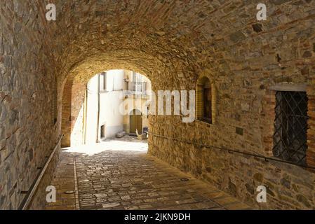 Una stradina a San Bartolomeo a Galdo, un paese in provincia di Benevento in Italia Foto Stock