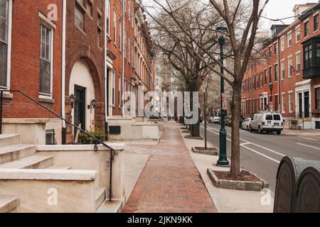 Case a schiera in mattoni ordinate e ordinate su Spruce Street a Philadelphia, USA Foto Stock