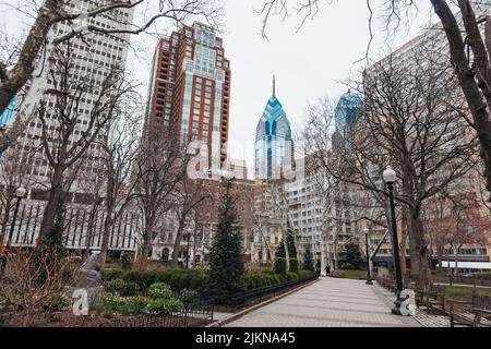 One Liberty Place grattacieli visti da Rittenhouse Square, Philadelphia, durante l'inverno Foto Stock