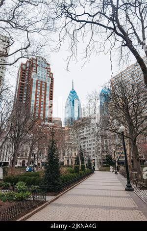 One Liberty Place grattacieli visti da Rittenhouse Square, Philadelphia, durante l'inverno Foto Stock