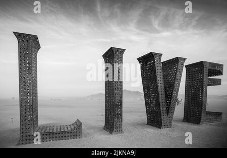 Una foto in scala di grigi della scultura DAL VIVO al Burning Man Festival 2015 a Black Rock Desert, Nevada, Stati Uniti Foto Stock