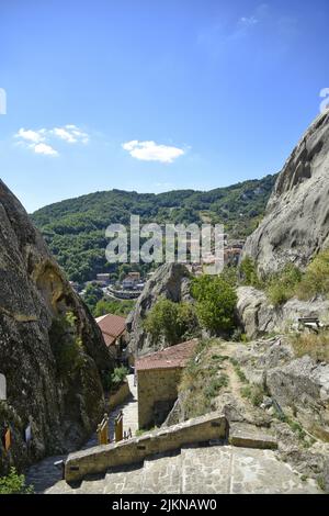 Una vista panoramica sul verde del borgo antico di Castelluccio, in Basilicata, in Italia Foto Stock