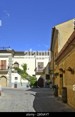 Una stradina vecchia decorata con fiori, lastricata di pietra. Scale salite , Castelmezzano un paese della Basilicata in Italia. Foto Stock