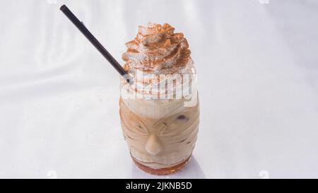 Il caffè freddo con caramelle di cotone e gelato alla vaniglia Foto Stock