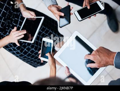 Un piccolo dispositivo può creare opportunità così grandi. Le mani di uomini d'affari che utilizzano vari dispositivi. Foto Stock