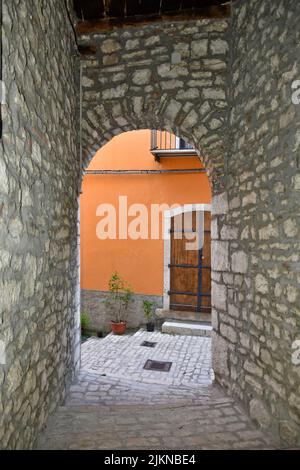 Un tratto verticale di strada a Sepino , un paese del Molise. Foto Stock