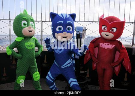 New York, Stati Uniti. 02nd ago 2022. (Da sinistra a destra) gli eroi Gekko, Catboy e Owlette, PJ Masks visitano l'Empire state Building per celebrare i nuovi episodi di "Animal Power" su Disney Junior, a New York City. Credit: SOPA Images Limited/Alamy Live News Foto Stock