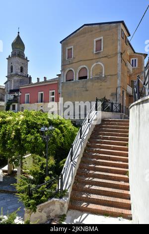 Uno scatto verticale di una strada nel villaggio di Santa Croce del Sannio in Campania Foto Stock