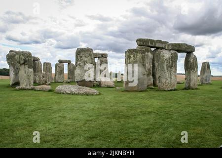 Il cielo nuvoloso sullo storico monumento di Stonehenge sulla piana di Salisbury, nel Wiltshire, Regno Unito Foto Stock
