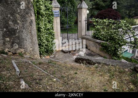 Porta con colonne su scala Foto Stock
