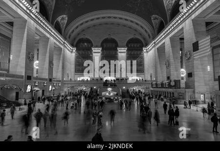 Una scala grigia ha fatto scorrere i passeggeri che corrono attraverso la lobby del Grand Central Terminal a Manhattan a NY Foto Stock