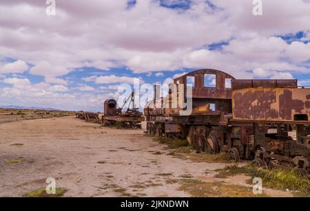 Una locomotiva arrugginita nel cimitero dei treni di Uyuni, Bolivia Foto Stock