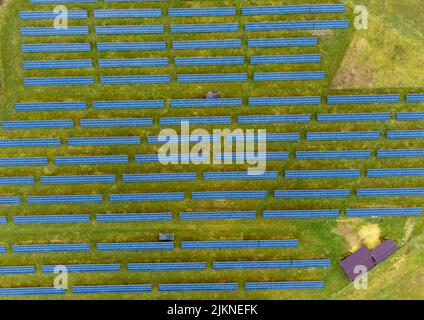 un parco con pannelli solari visti dall'alto Foto Stock