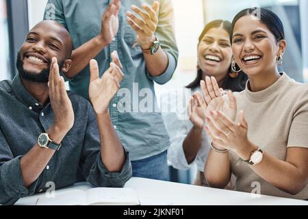 Ben fatto. Un gruppo di uomini d'affari che applaudono un membro del team. Foto Stock