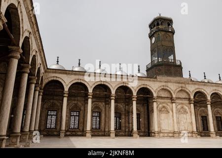 Un'inquadratura a basso angolo della torre dell'orologio della Cittadella del Cairo con un overcast sullo sfondo Foto Stock