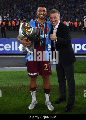 Il giocatore di Trabzonspor Mahmoud Ahmed Ibrahim Hassan (Trezeguet) e il presidente Ahmet Agaoglu si pone con il loro trofeo dopo la partita finale della Super Cup Turca tra Trabzonspor e Sivasspor allo Stadio Olimpico Ataturk di Istanbul, Turchia, il 30 luglio 2022 . ( Photo by Seskimphoto ) SUPERPUCHAR TURCJI PILKA NOZNA SEZON 2022/2023 FOT. SESKIMPHOTO/NEWSPIX.PL POLONIA, TURCHIA, AUSTRIA, GERMANIA E REGNO UNITO FUORI !!! --- Newspix.pl Foto Stock