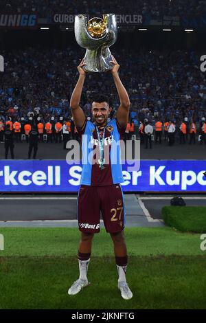 Il giocatore di Trabzonspor Mahmoud Ahmed Ibrahim Hassan ( Trezeguet ) si pone con il loro trofeo dopo la partita finale della Super Cup Turca tra Trabzonspor e Sivasspor allo Stadio Olimpico Ataturk di Istanbul, in Turchia, il 30 luglio 2022 . ( Photo by Seskimphoto ) SUPERPUCHAR TURCJI PILKA NOZNA SEZON 2022/2023 FOT. SESKIMPHOTO/NEWSPIX.PL POLONIA, TURCHIA, AUSTRIA, GERMANIA E REGNO UNITO FUORI !!! --- Newspix.pl Foto Stock