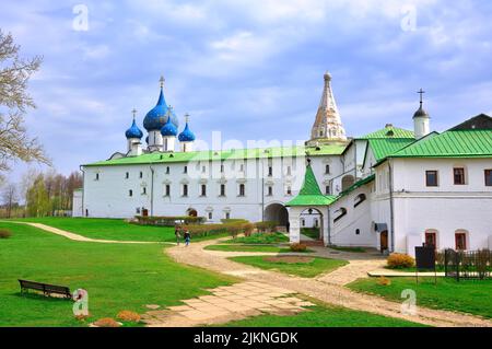 Suzdal, Russia, 05.09.2022. Il cortile del vecchio Cremlino. Camere episcopali del XV secolo, cupole della Cattedrale della Natività del Teot Foto Stock