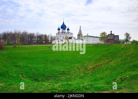 Suzdal, Russia, 05.09.2022. Parco vicino al vecchio Cremlino. Mura di terra, cupole della Cattedrale della Natività dei Theotokos del XIII-XVI centu Foto Stock